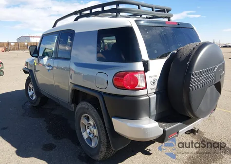 2009 Toyota Fj Cruiser z USA, uszkodzony, nr VIN JTEBU11F99K068042